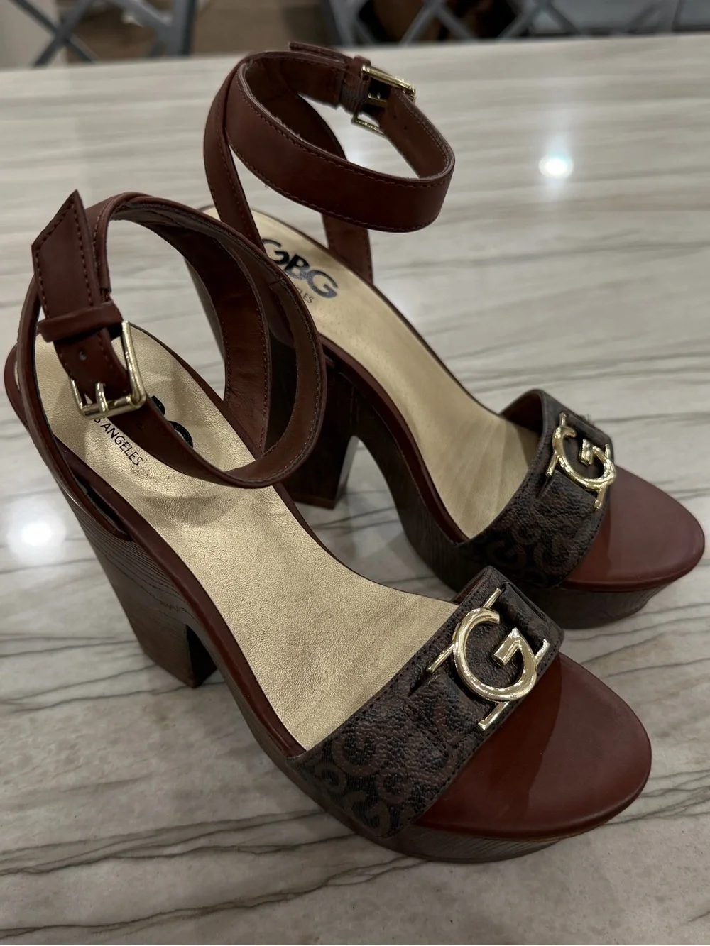GBG Los Angeles by GUESS Selah Brown Logo Platform Heels Sandals Size 7.5